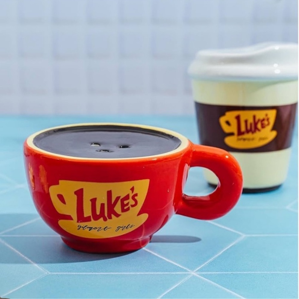 GILMORE GIRLS LUKES DINER COFFEE SALT AND PEPPER SHAKER SET! NWT - Picture 3 of 7